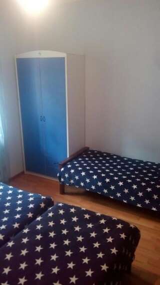 Гостевой дом Guesthouse Gia Кобулети Трехместный номер с собственной ванной комнатой-2